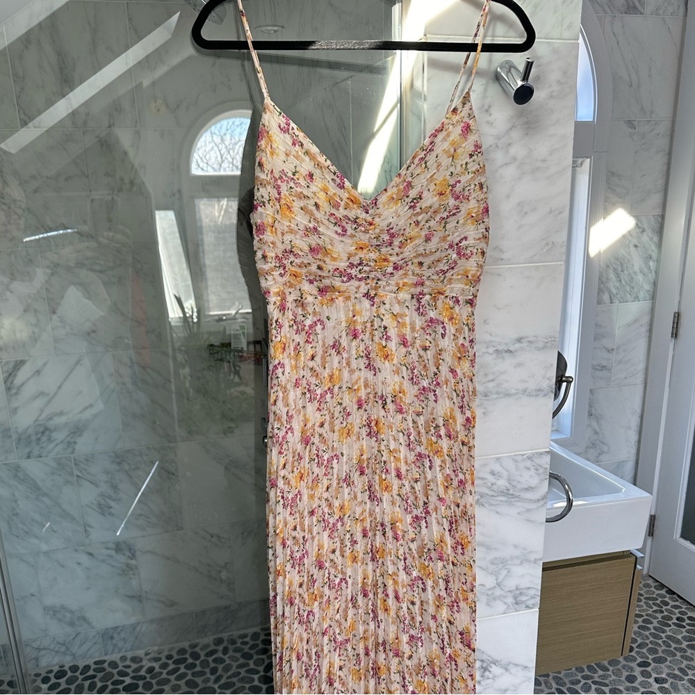 Never worn beautiful floral maxi dress from Lucy Paris. Pleated detailing.